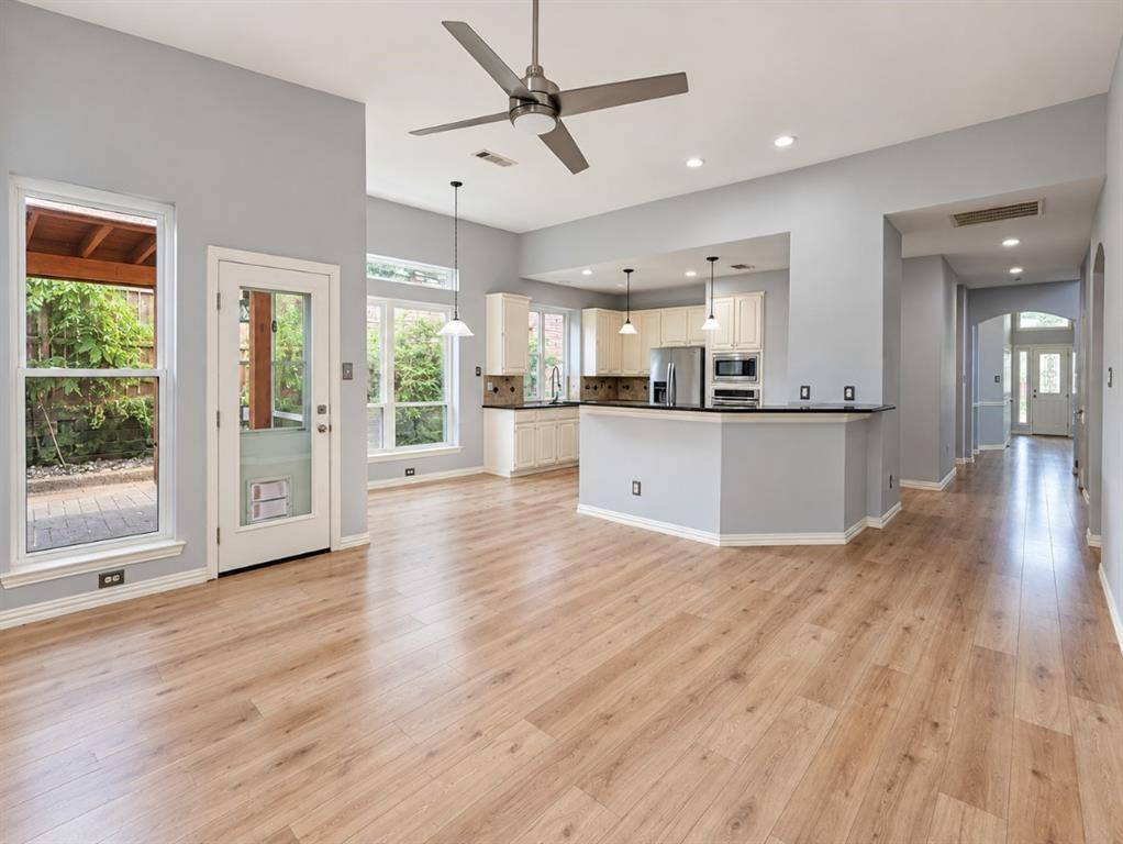 802 Crest Ridge Court, Irving, TX 75061
