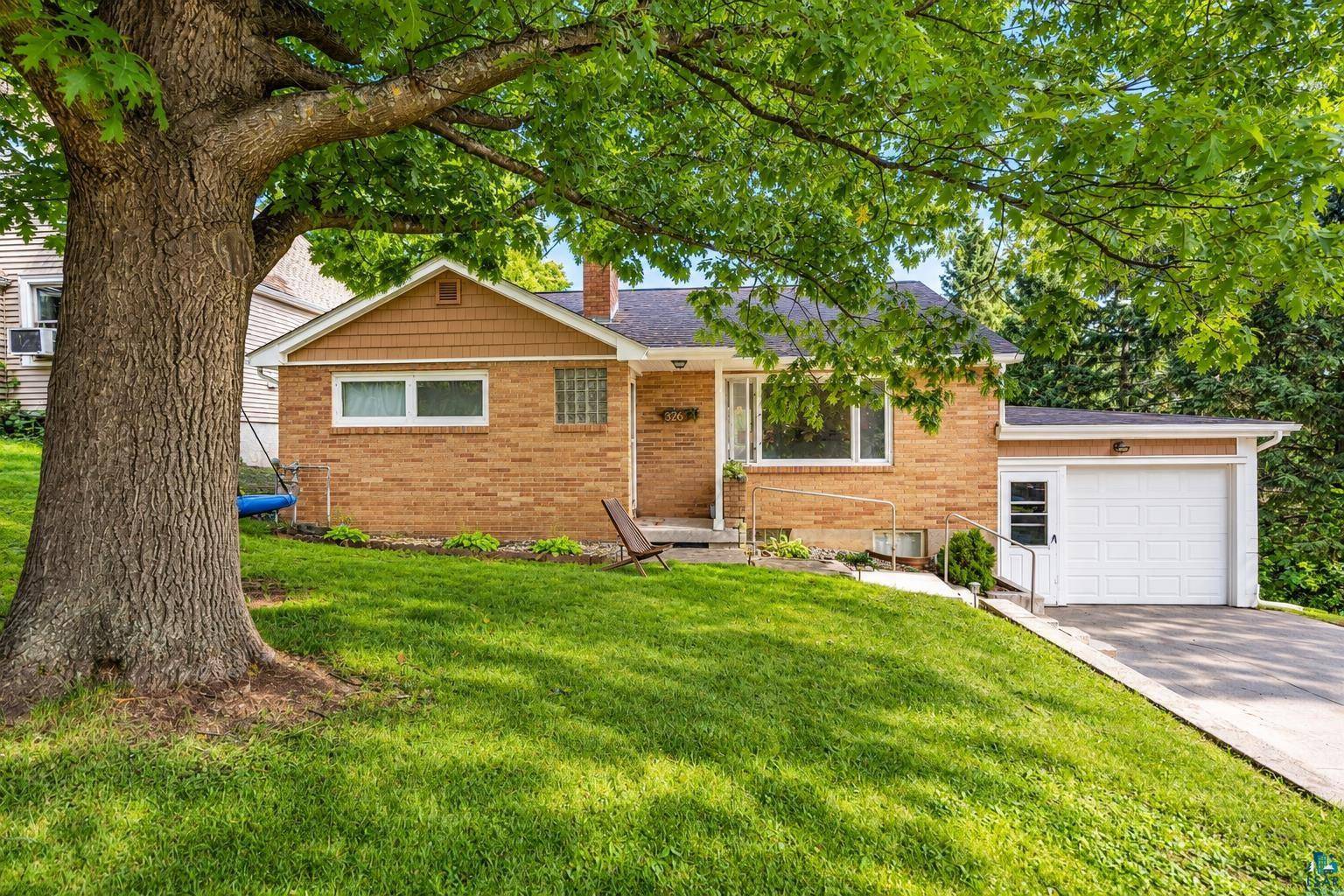 326 Stroll Ave, Duluth, MN 55811