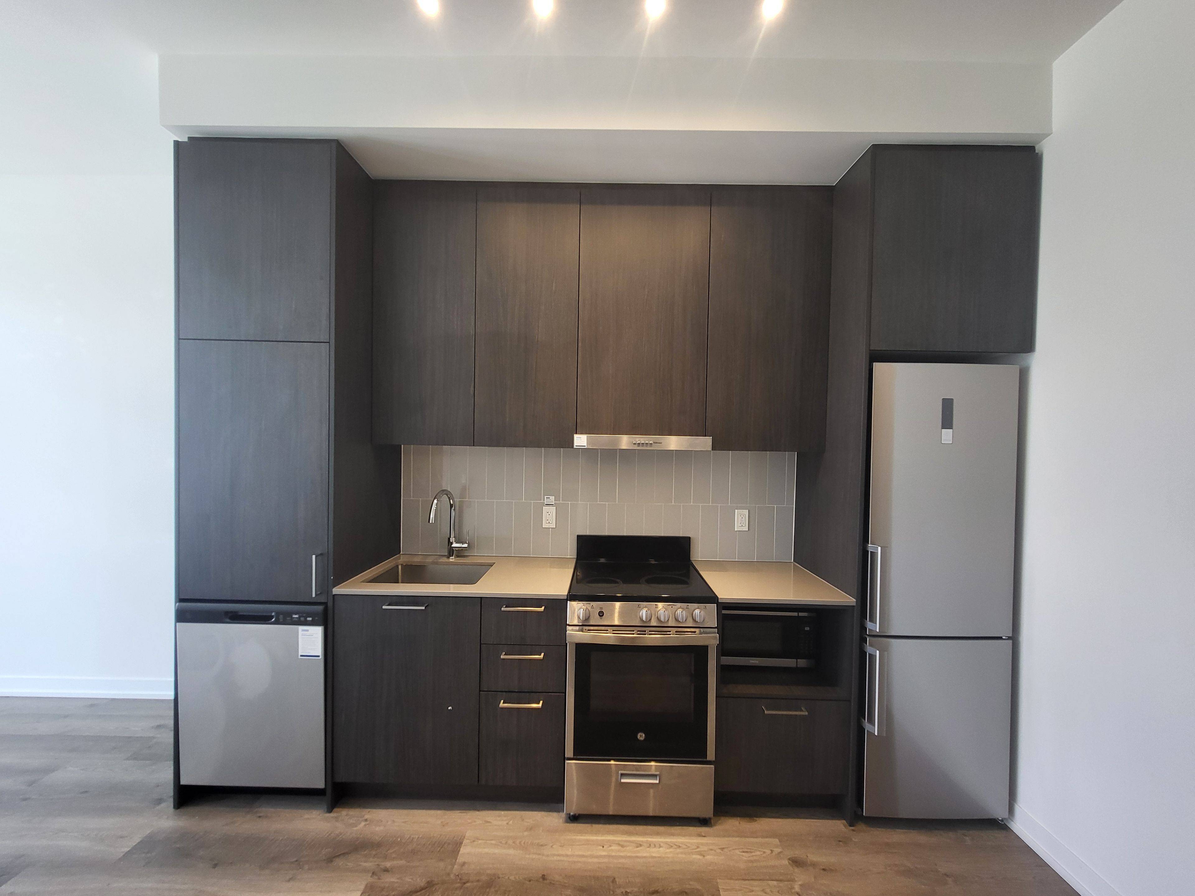 195 Commerce ST #111, Vaughan, ON L4K 0P9