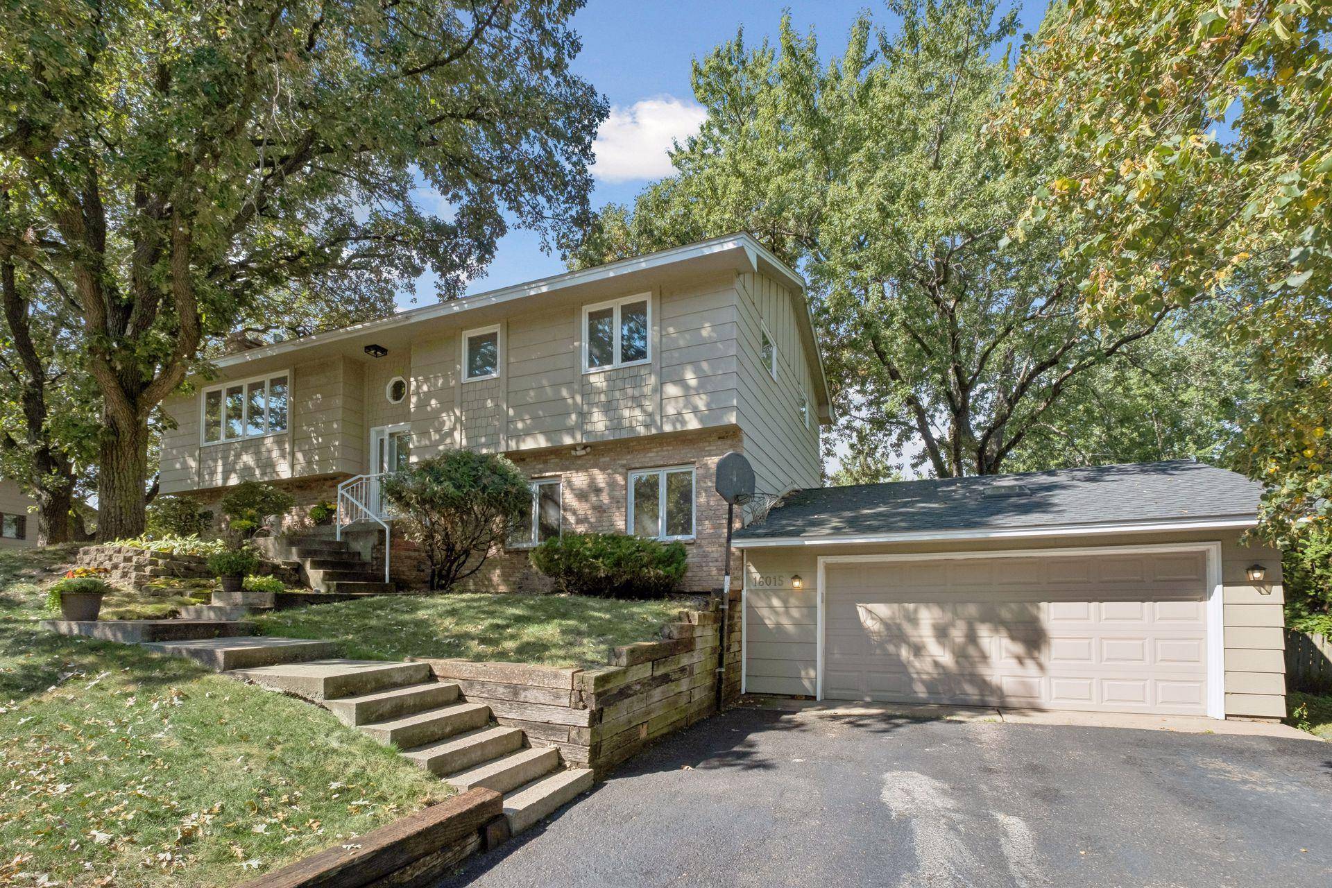 16015 Oak Shore DR, Lakeville, MN 55044