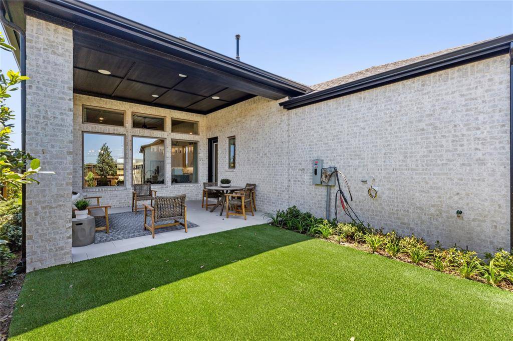 1009 Karis Boulevard, Crowley, TX 76036