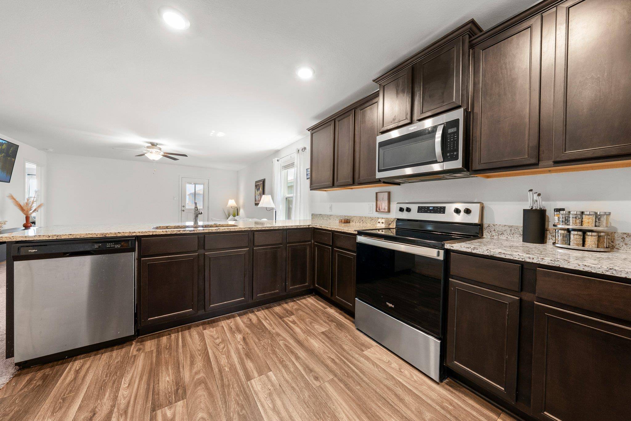 216 Wincanton LN, Jarrell, TX 76537