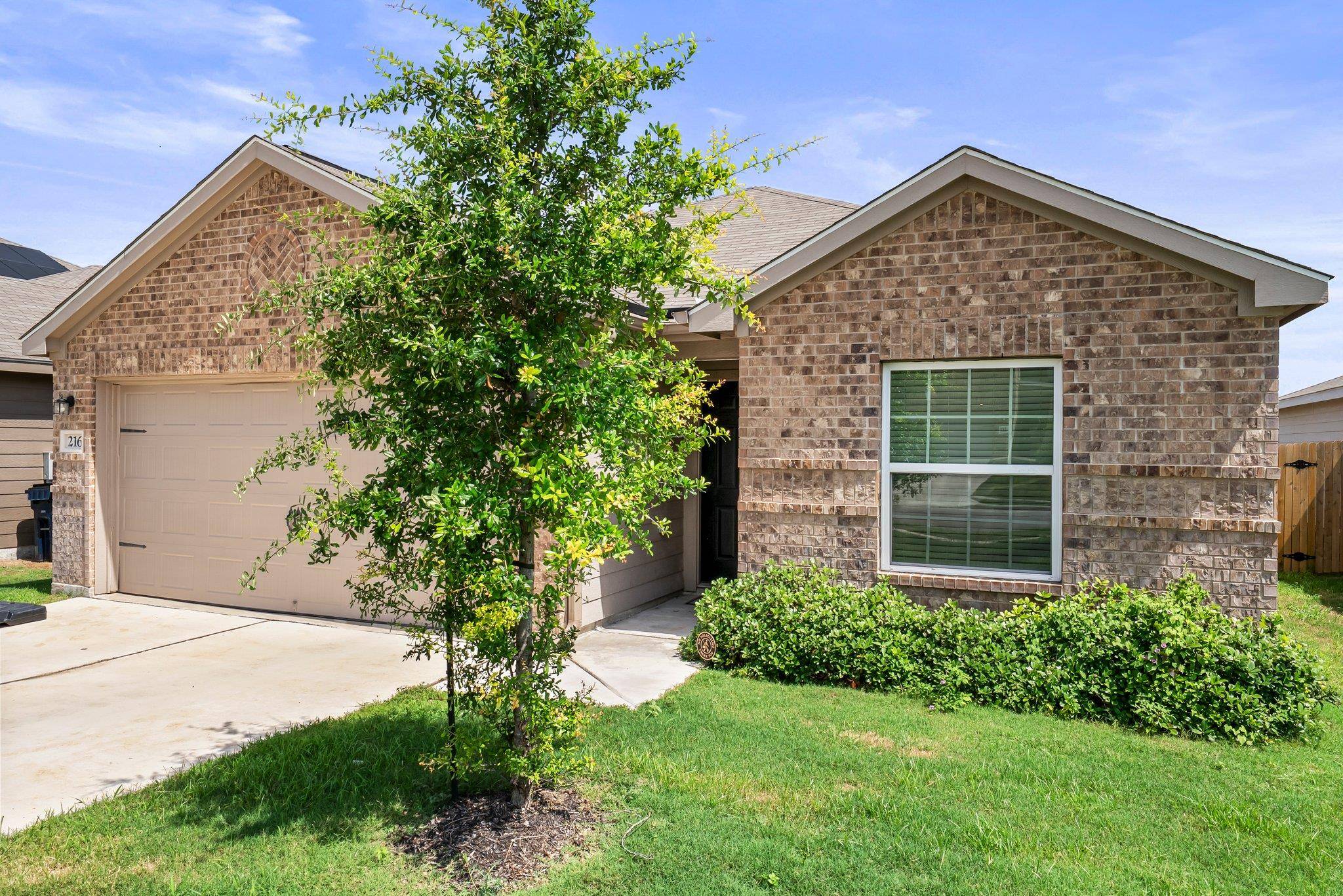 216 Wincanton LN, Jarrell, TX 76537