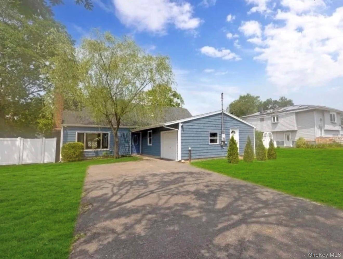 86 Sycamore LN, Central Islip, NY 11722