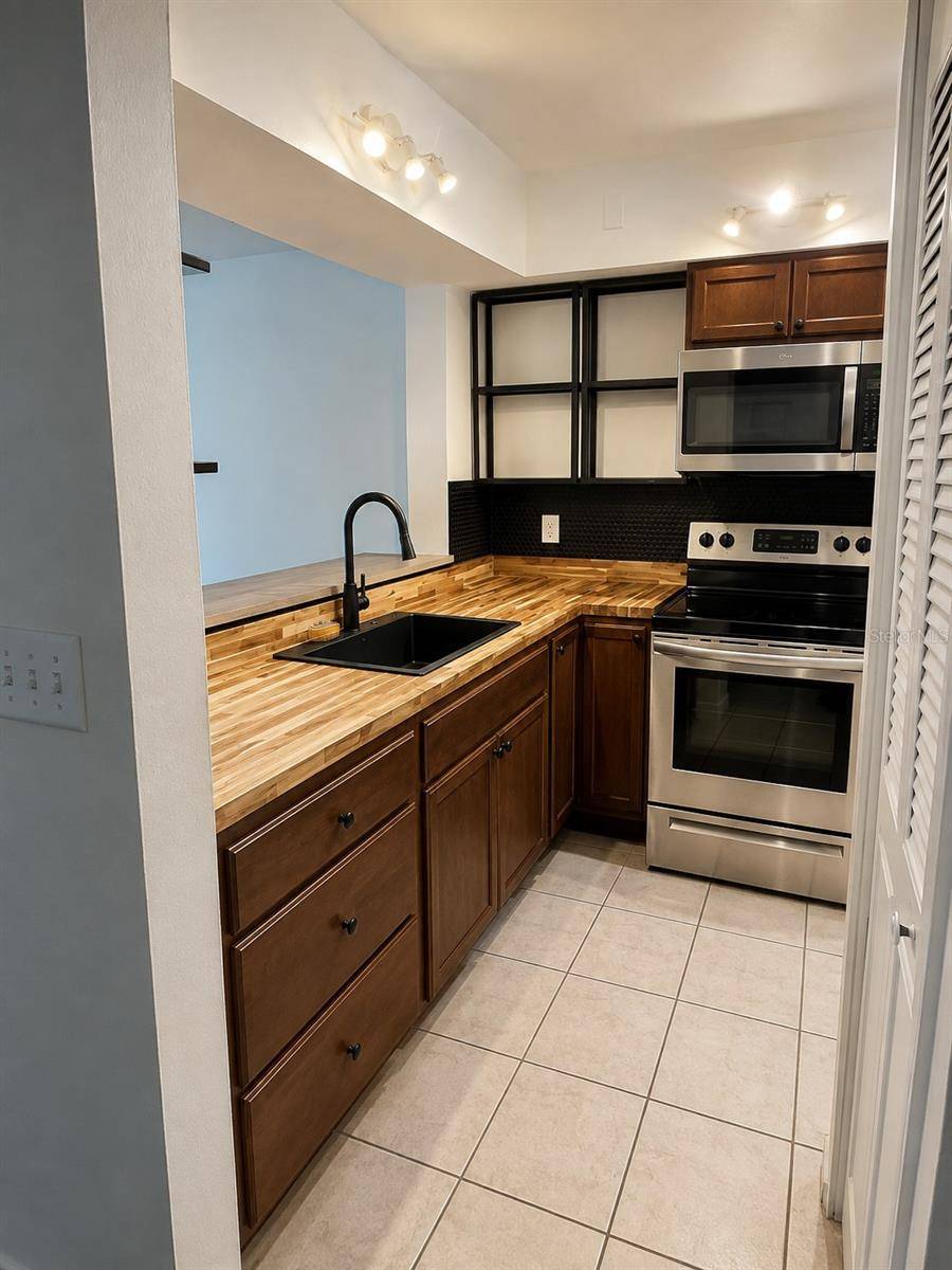 2900 S SEMORAN BLVD #B1, Orlando, FL 32822
