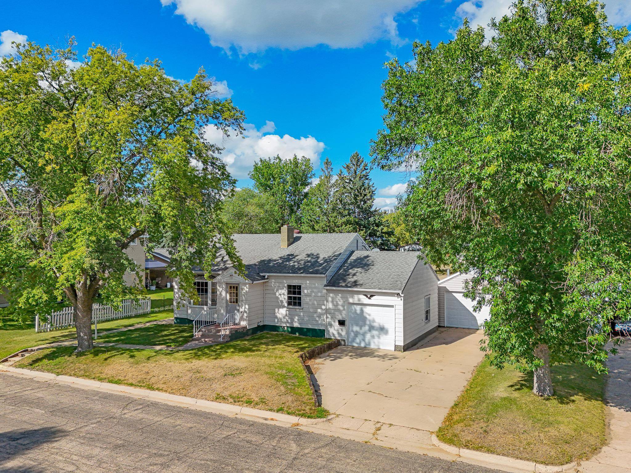 525 3rd St SE, Perham, MN 56573