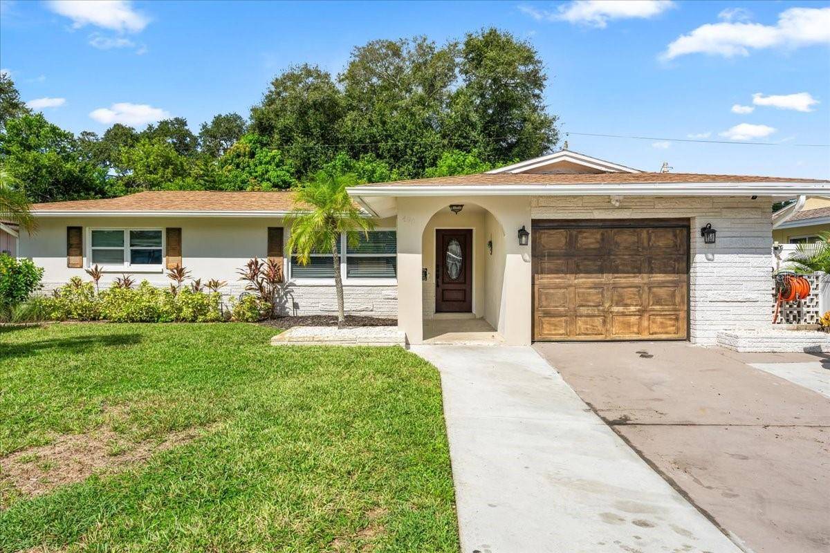 490 E LAKE DR, Largo, FL 33771