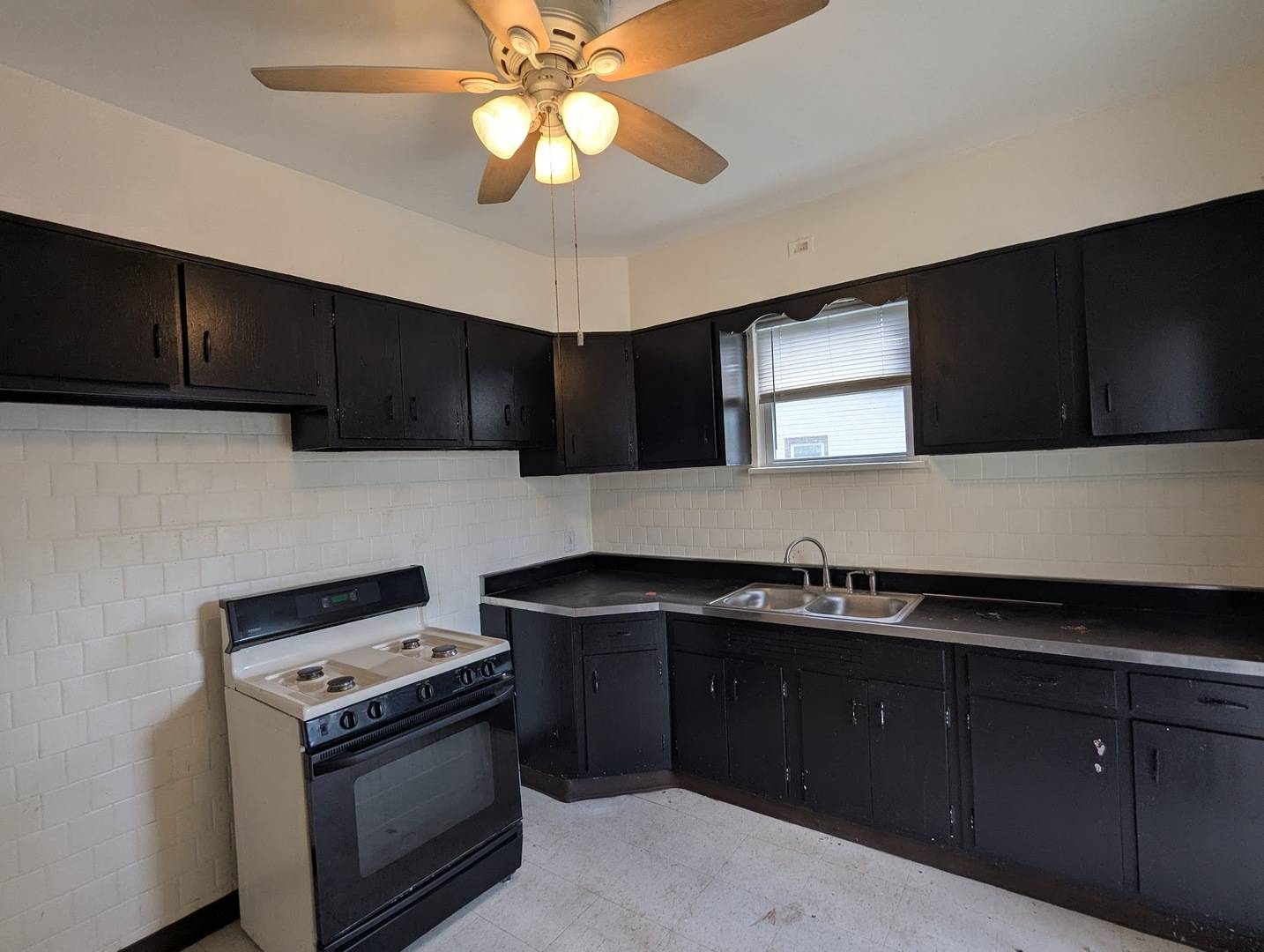 10734 S Prairie AVE, Chicago, IL 60628