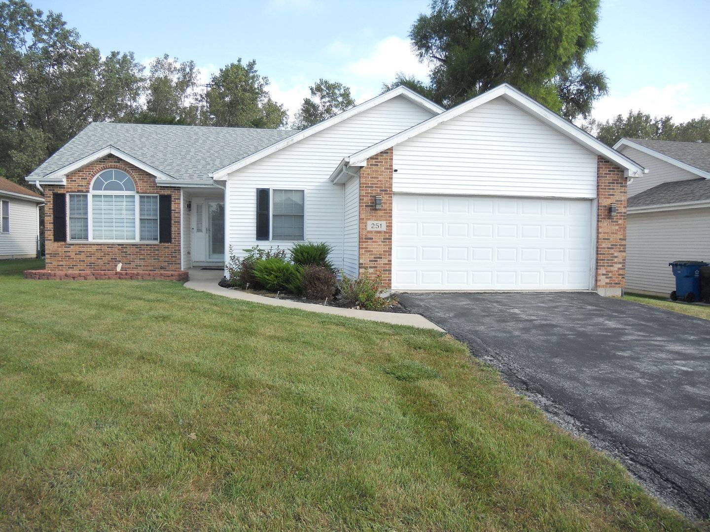 251 Hillcrest LN, Steger, IL 60475