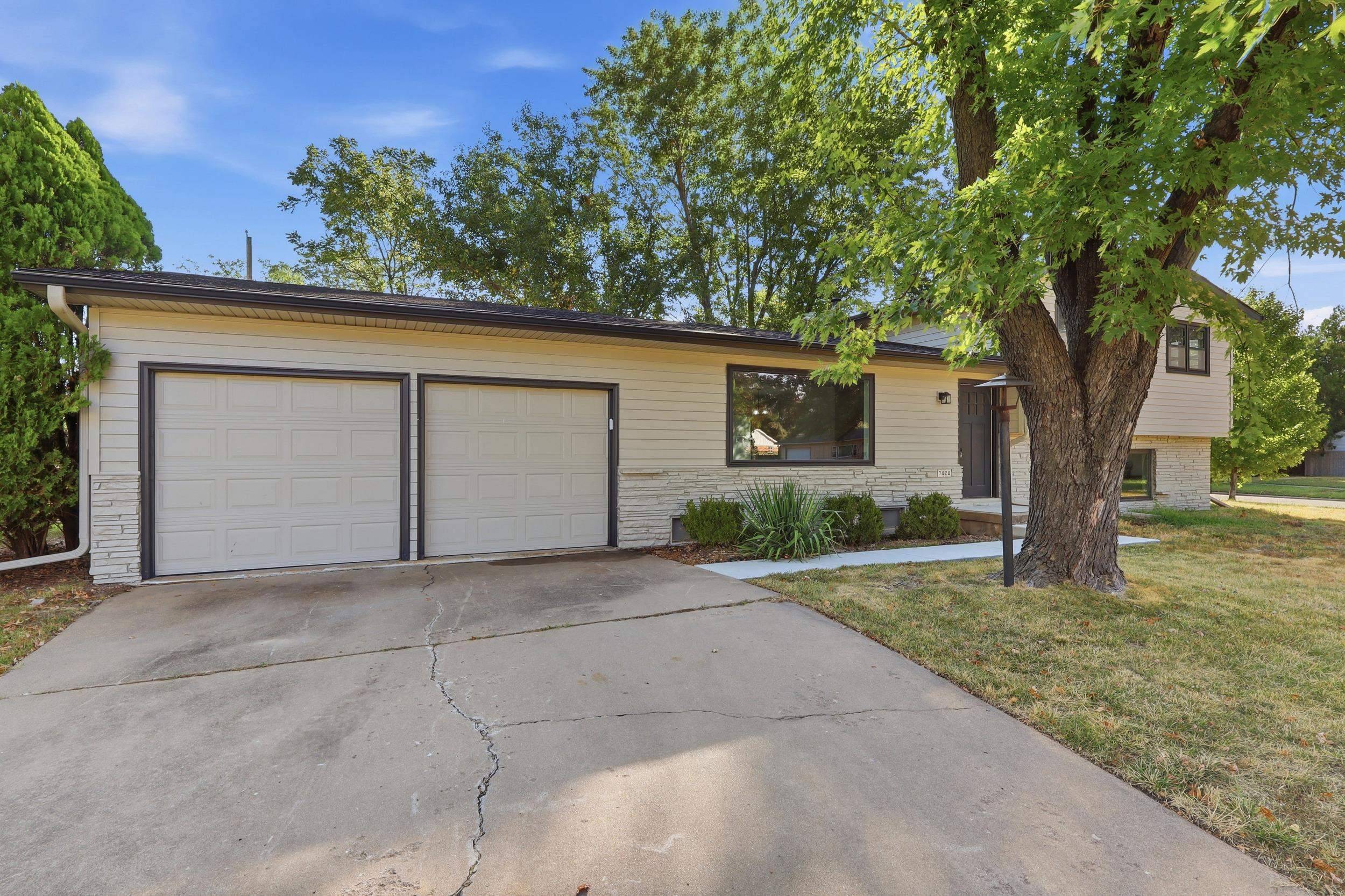 7424 W 11th St N, Wichita, KS 67212