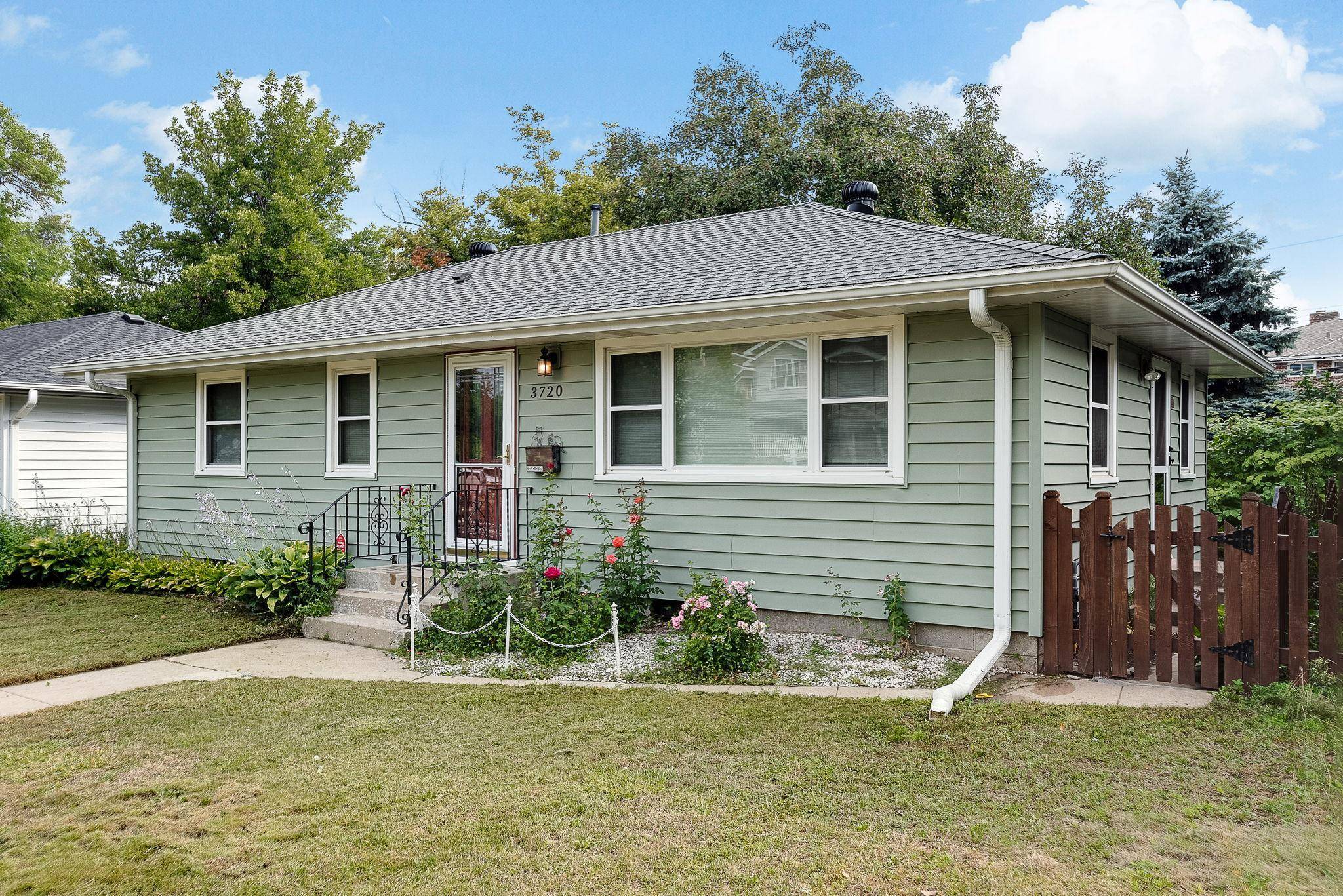 3720 Hubbard AVE N, Robbinsdale, MN 55422