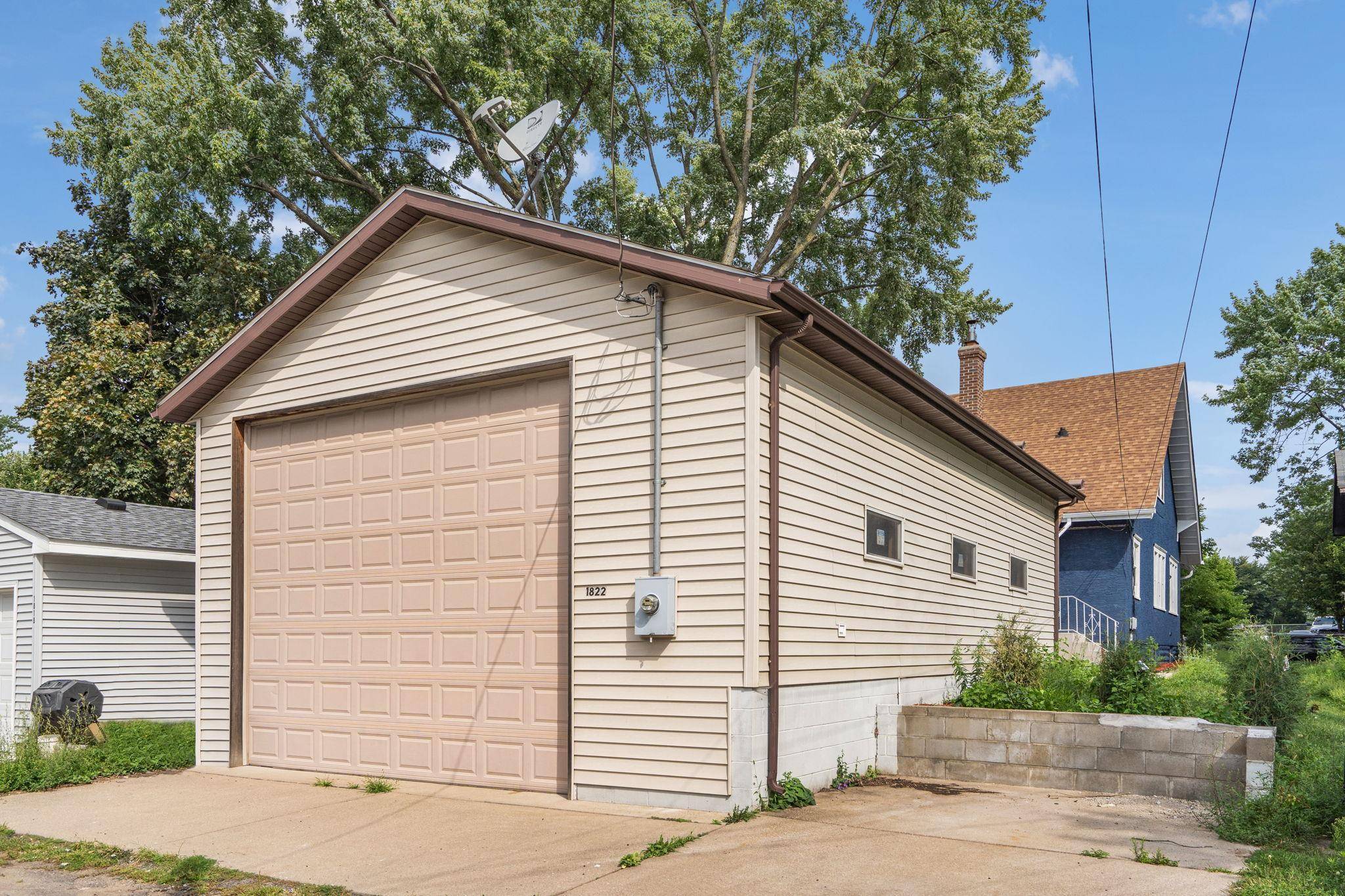1822 Lacrosse AVE, Saint Paul, MN 55119