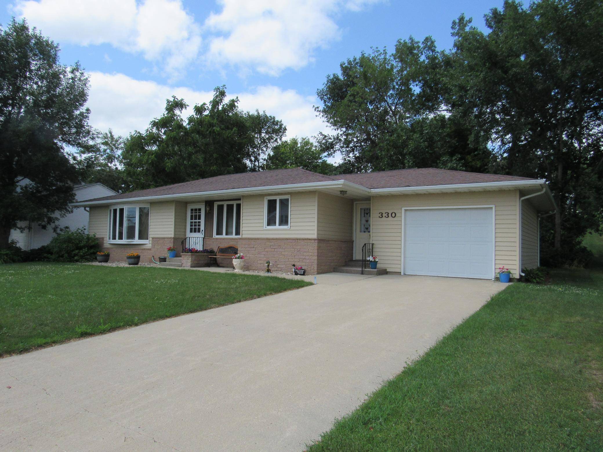 330 Carlton AVE, Chandler, MN 56122