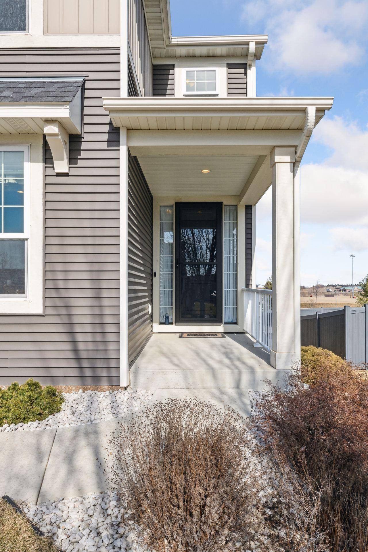 1625 River Rock DR, Carver, MN 55315