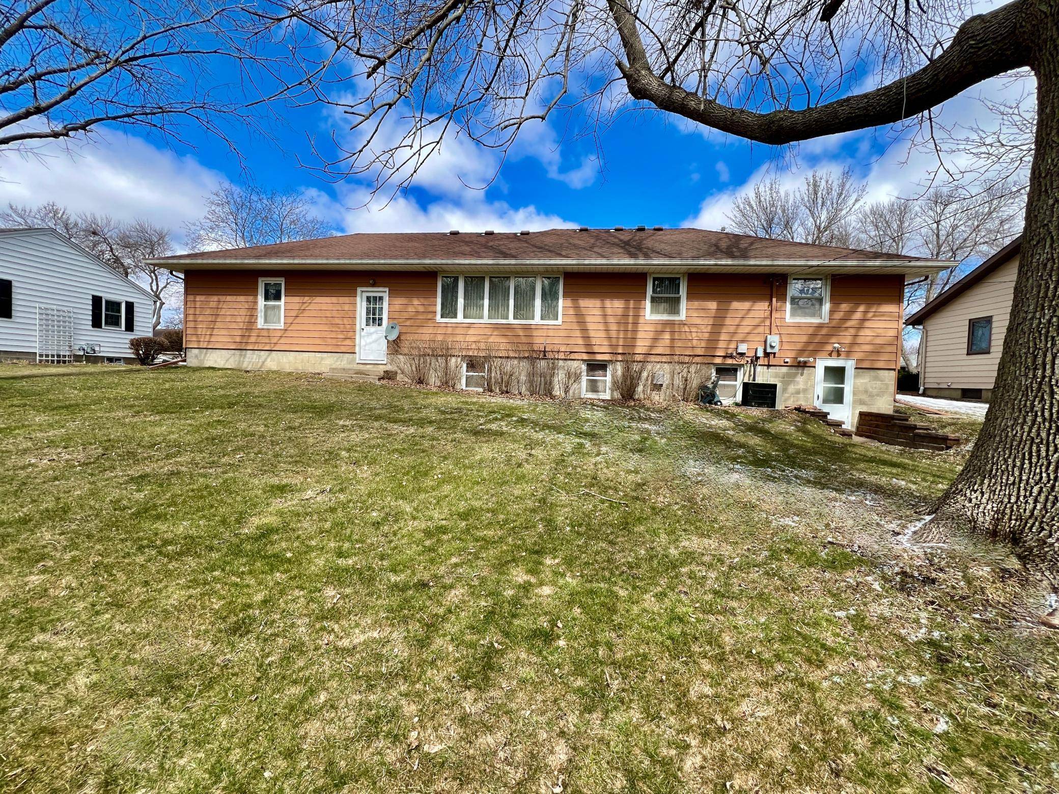312 Fairview DR, Albert Lea, MN 56007