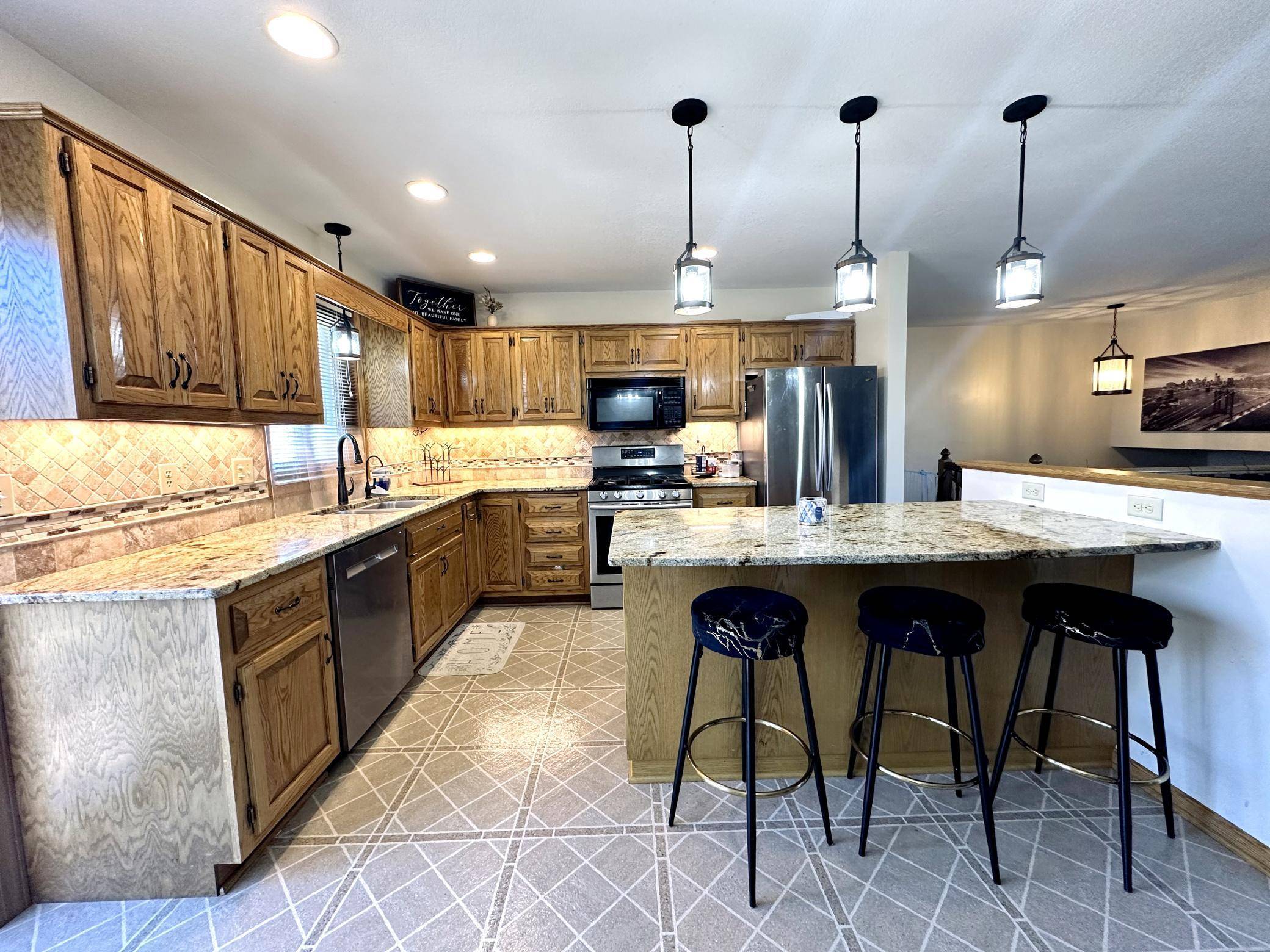 985 101st AVE NE, Blaine, MN 55434