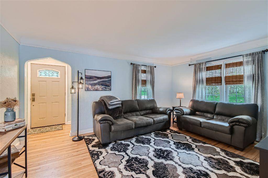 1933 Glenpaul AVE, Arden Hills, MN 55112