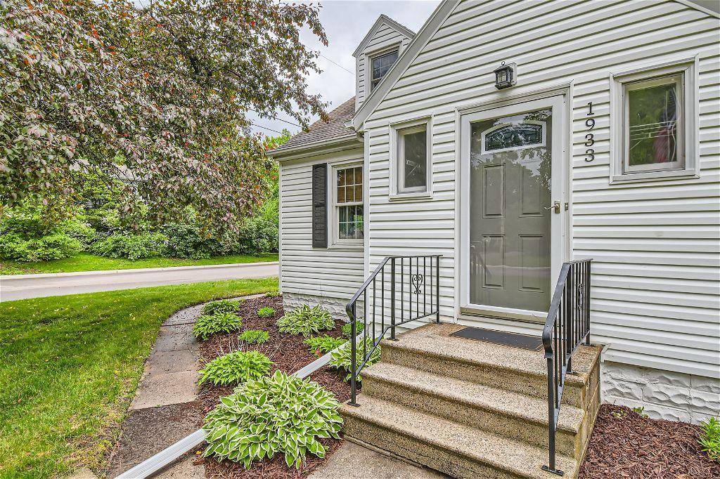 1933 Glenpaul AVE, Arden Hills, MN 55112