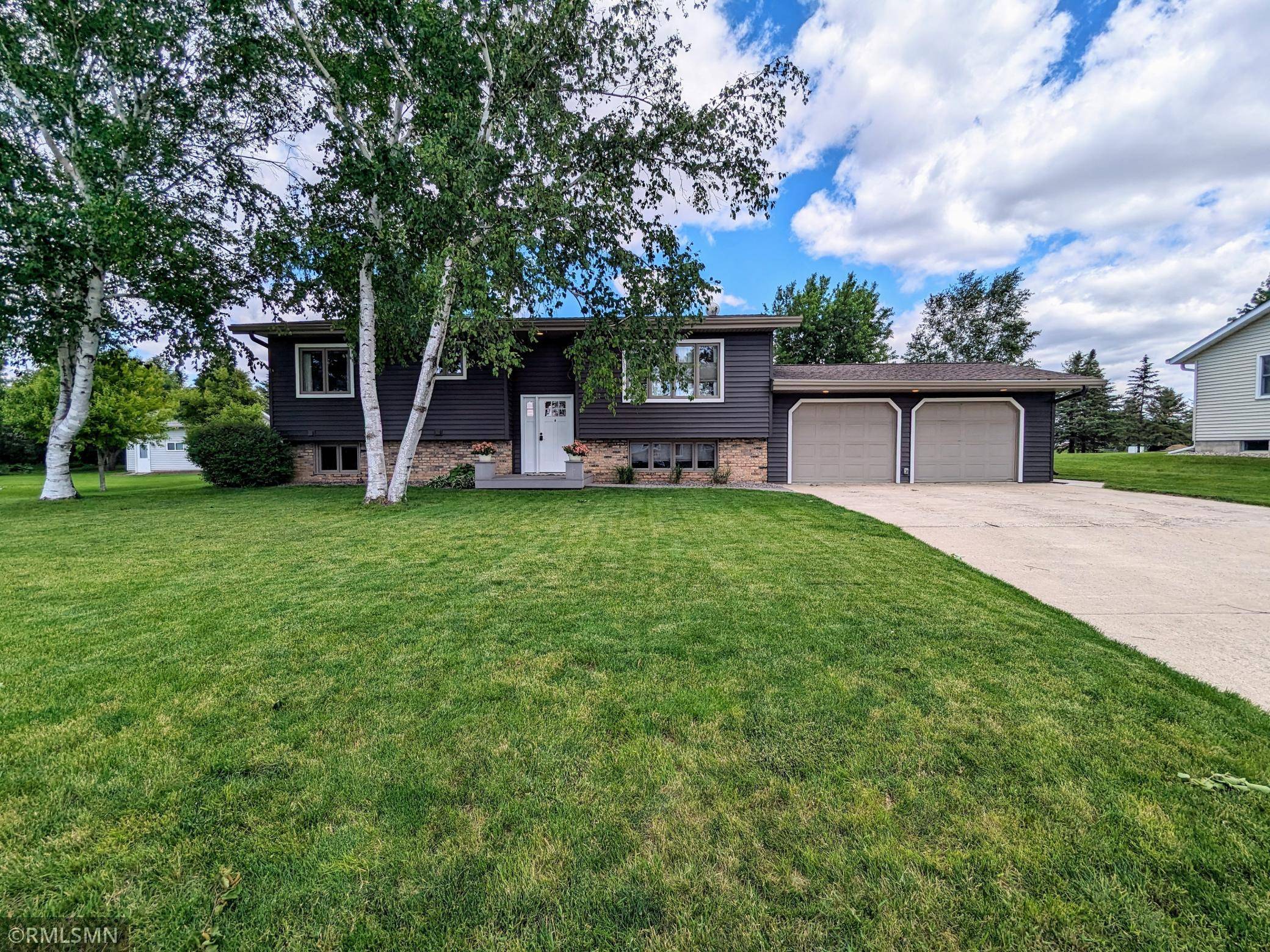 540 Ranchwood DR, Bird Island, MN 55310