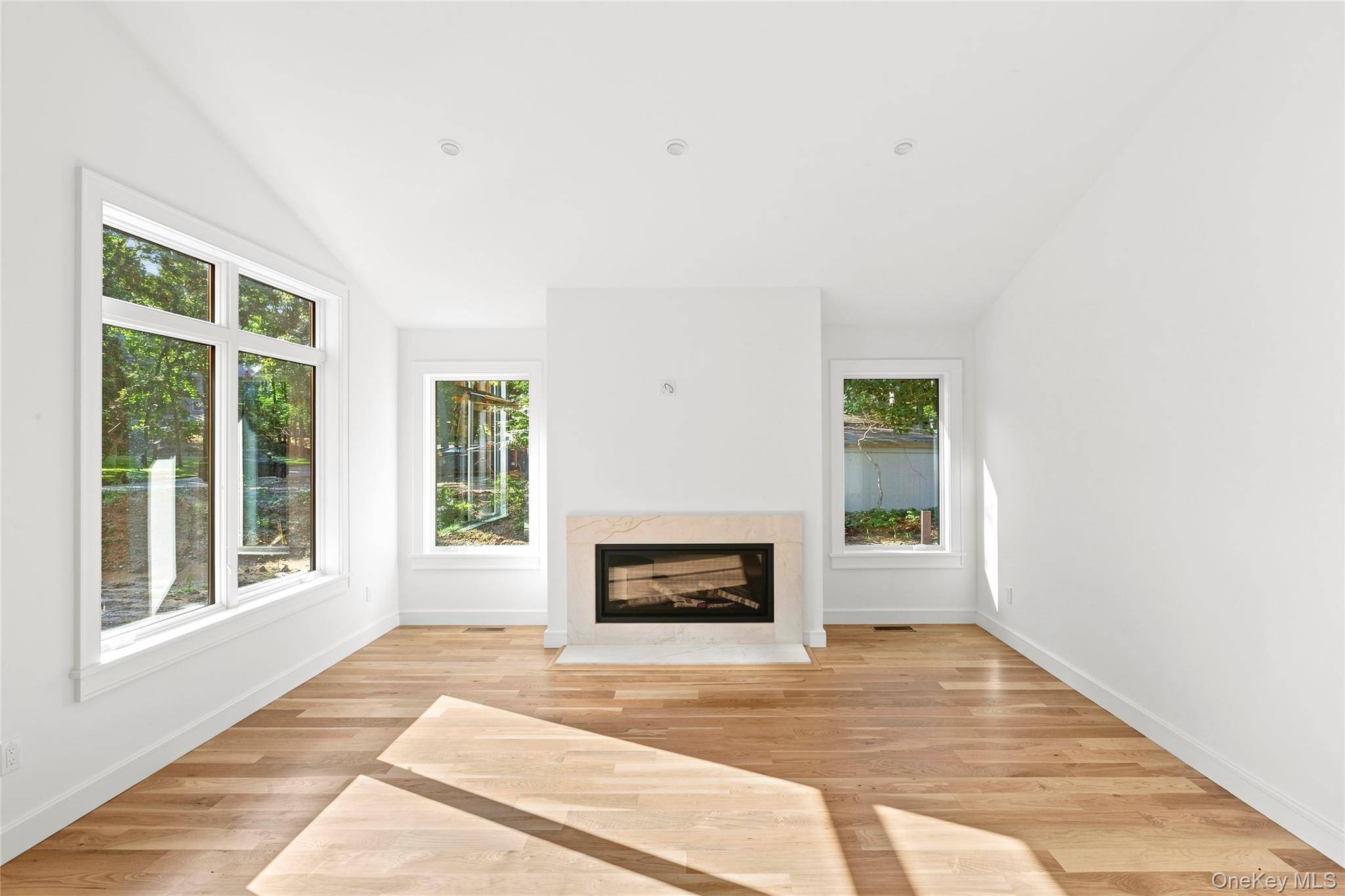 17 Bittersweet AVE, Hampton Bays, NY 11946