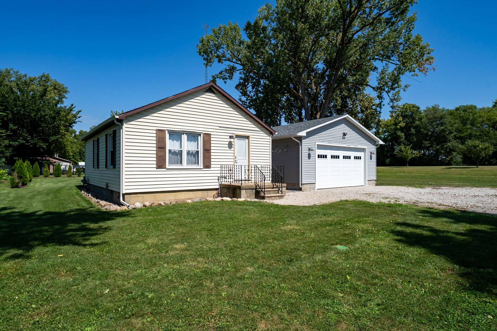 327 E John ST, Forrest, IL 61741