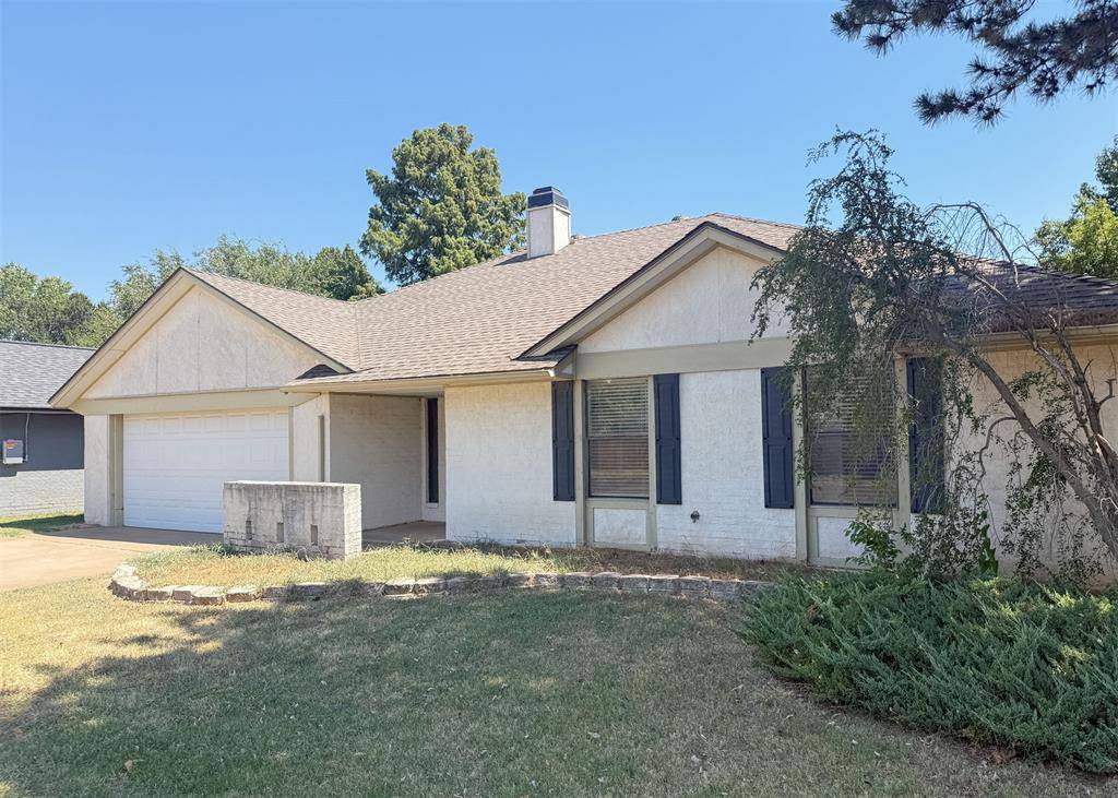 812 Countrywood LN, Edmond, OK 73012