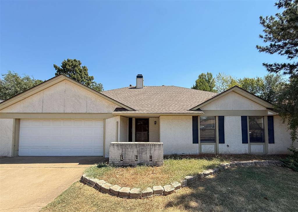 812 Countrywood LN, Edmond, OK 73012