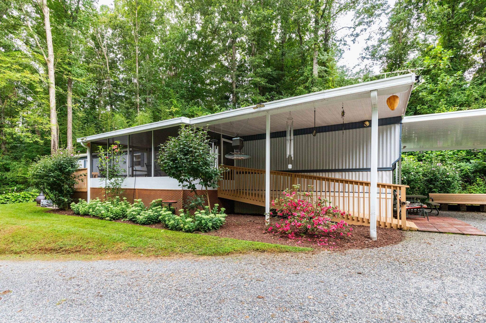 48 Melissa LN, Leicester, NC 28748