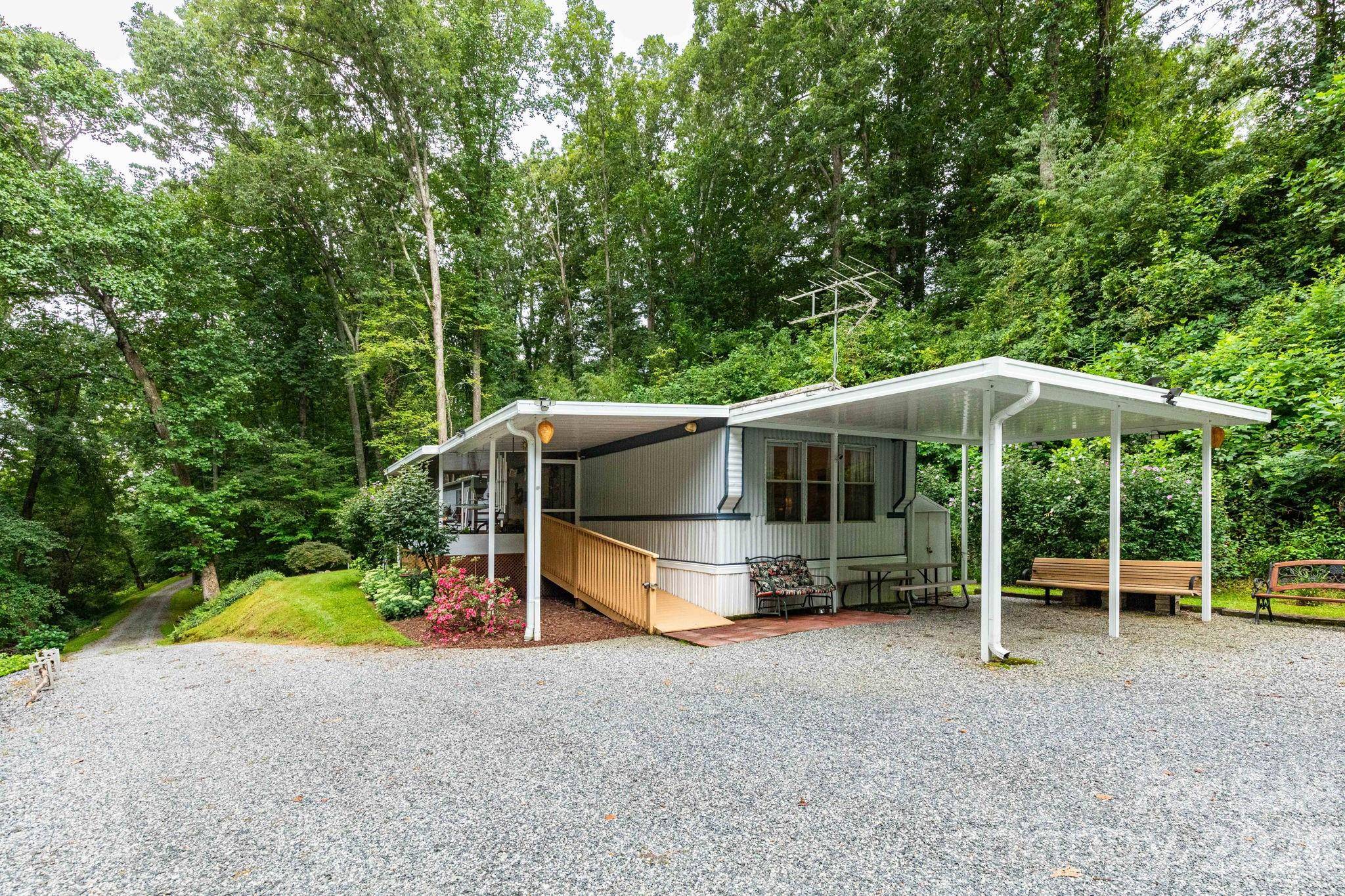 48 Melissa LN, Leicester, NC 28748