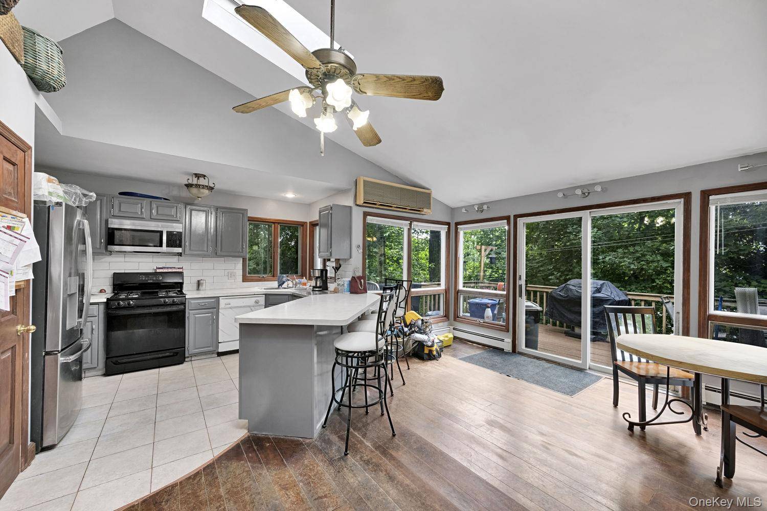 4 W Livingston ST, Valhalla, NY 10595