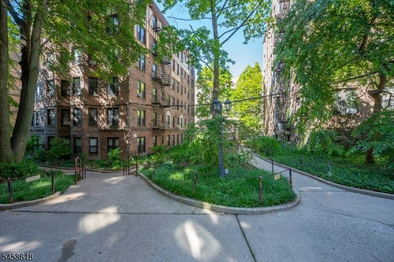 756 Brady #609, New York, NJ 10462