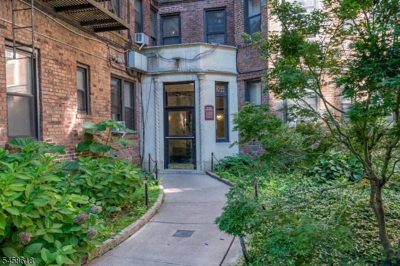 756 Brady #609, New York, NJ 10462