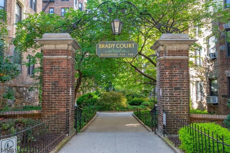 756 Brady #609, New York, NJ 10462