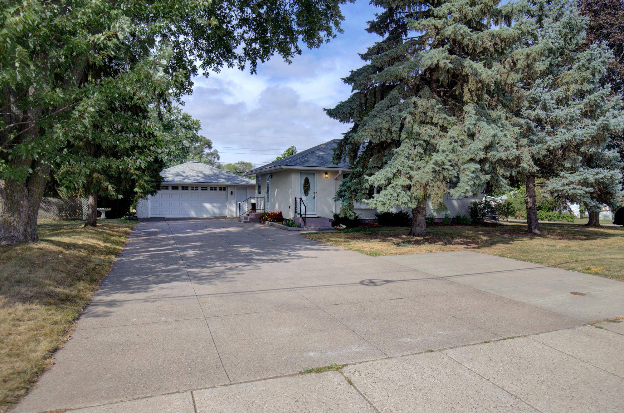 2115 English ST, Maplewood, MN 55109