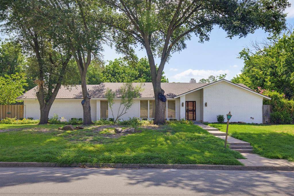 21 Crosslands Road, Benbrook, TX 76132