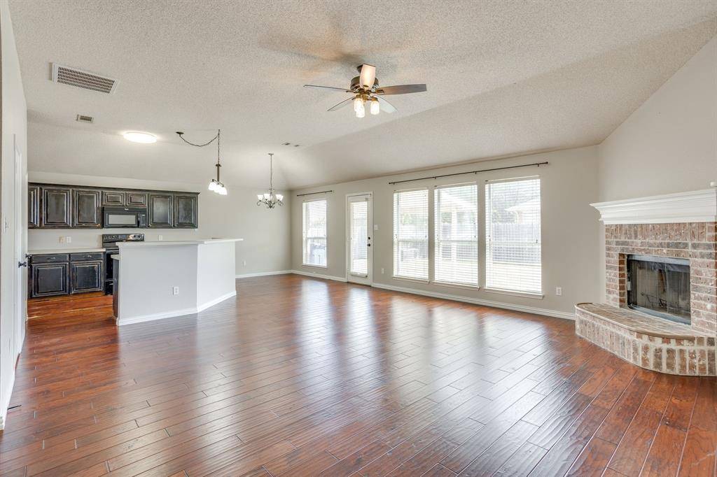 400 Bretts Way, Burleson, TX 76028