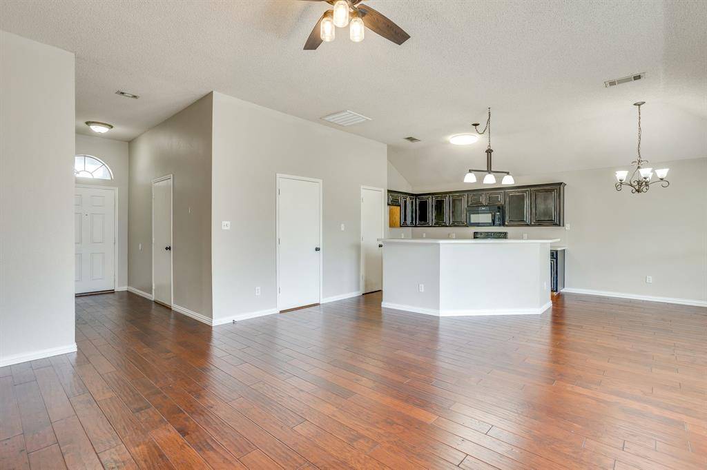 400 Bretts Way, Burleson, TX 76028
