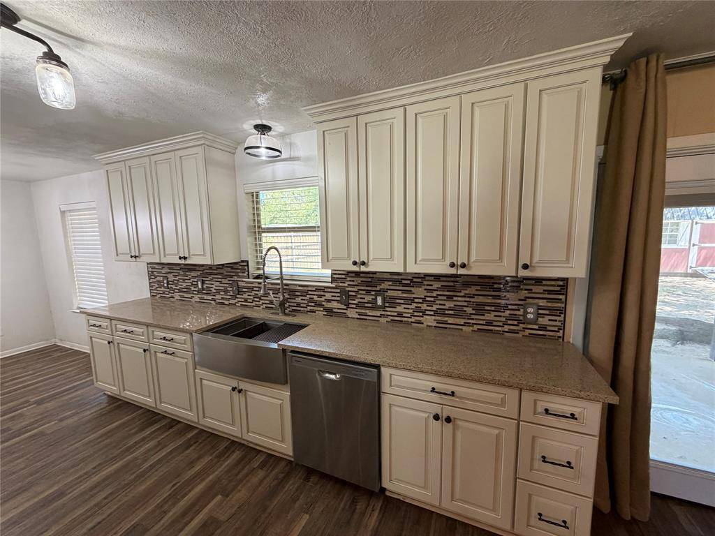 136 Jill Ann Drive, Burleson, TX 76028