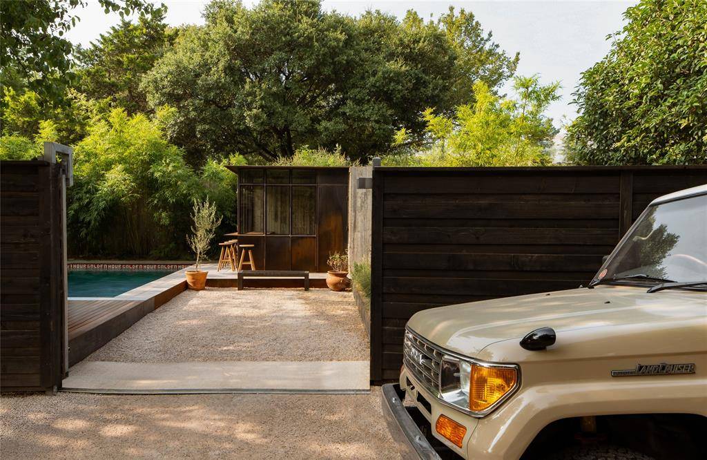 938 N Clinton Avenue, Dallas, TX 75208