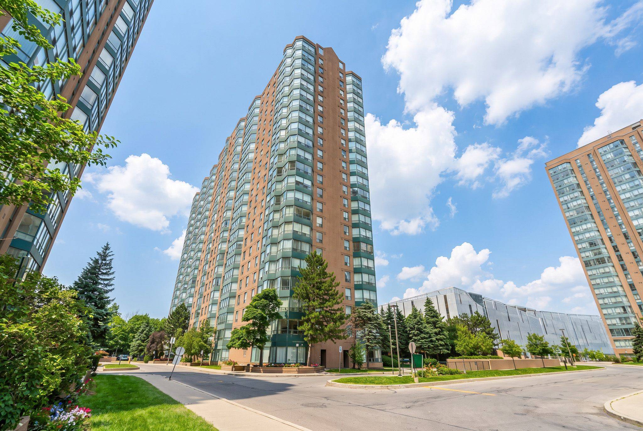 135 Hillcrest AVE #605, Mississauga, ON L5B 4B1