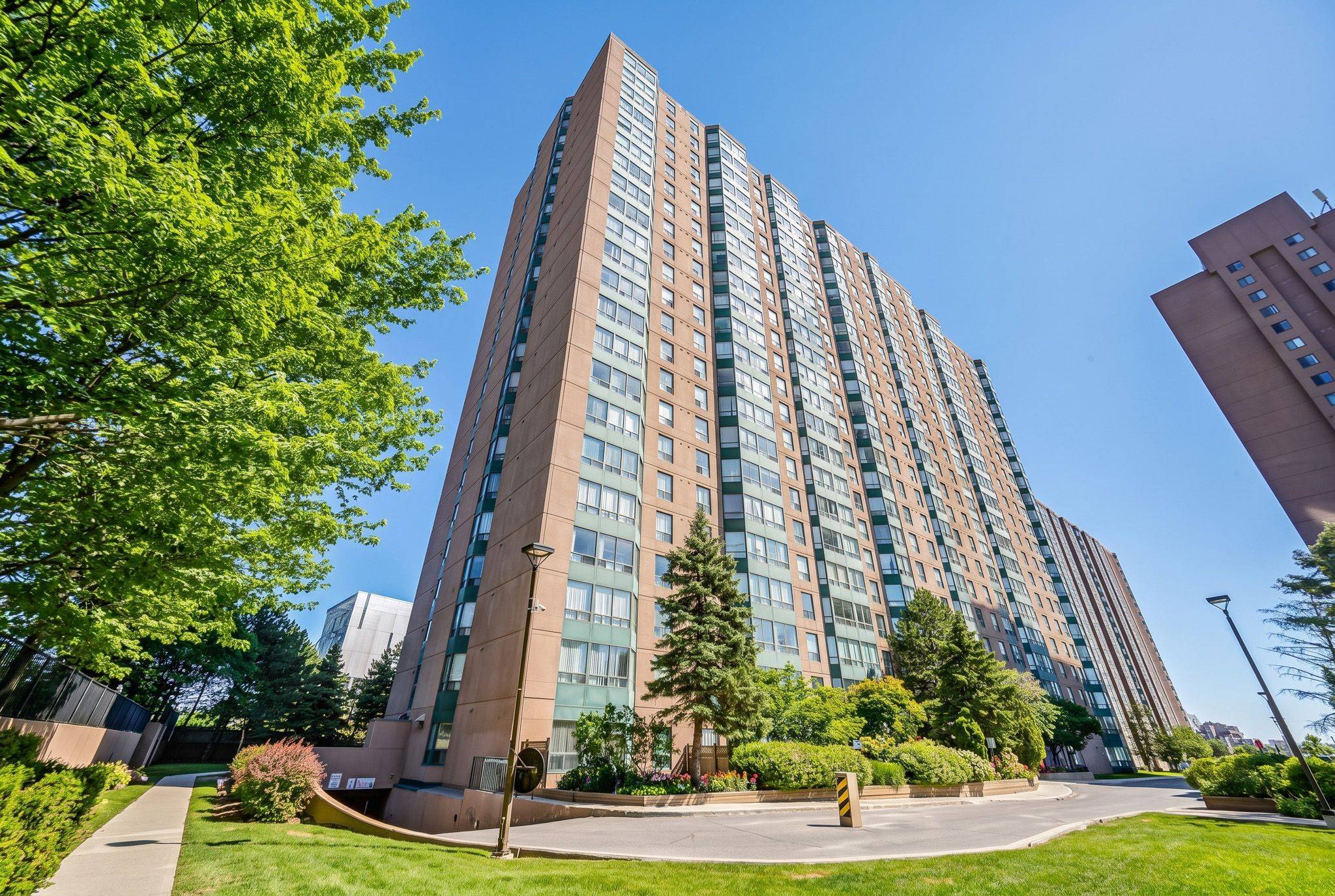 135 Hillcrest AVE #605, Mississauga, ON L5B 4B1