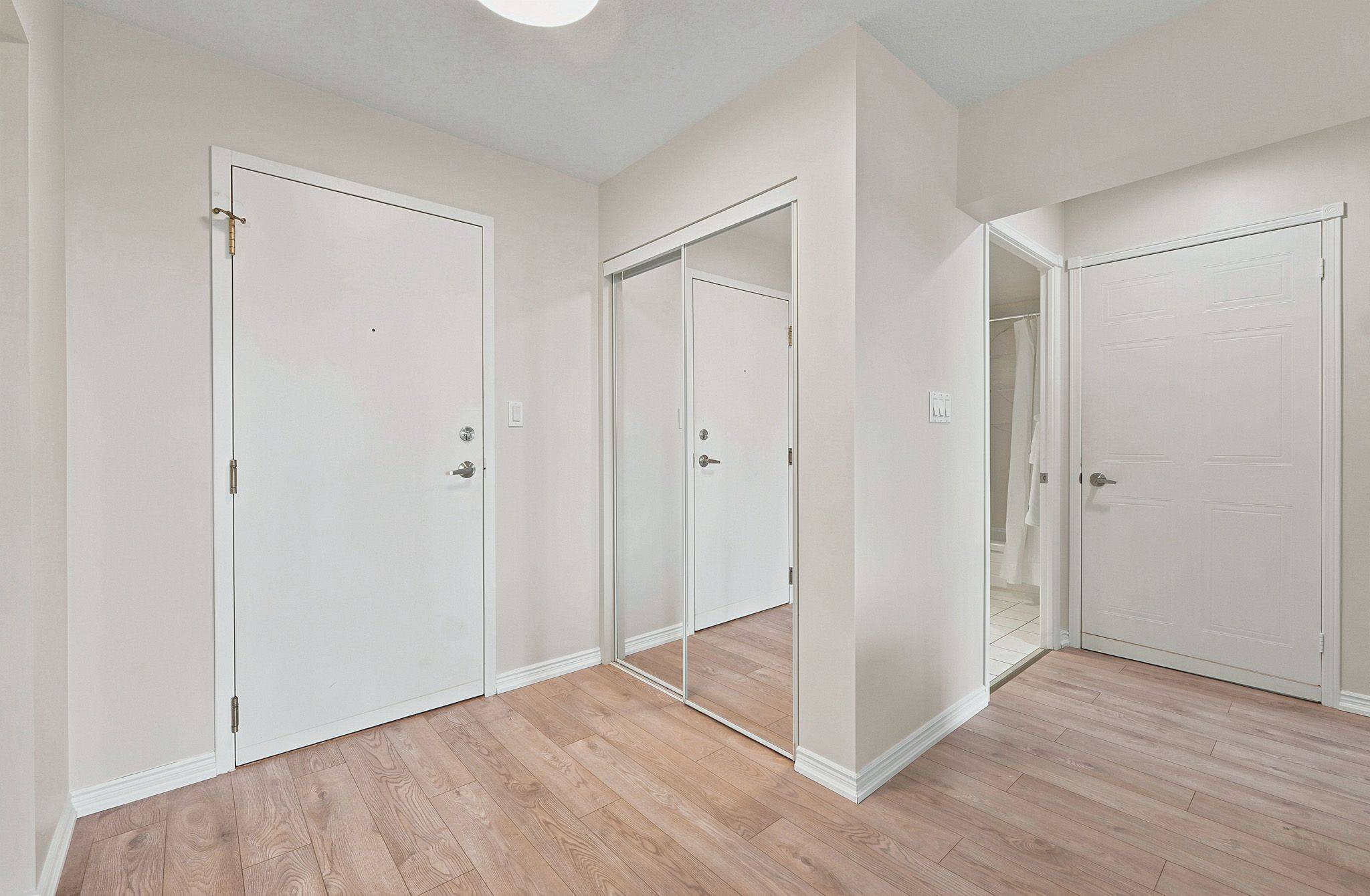 135 Hillcrest AVE #605, Mississauga, ON L5B 4B1