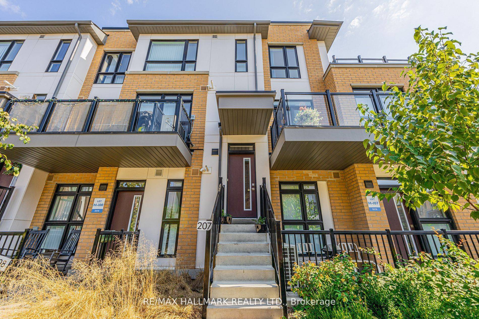 90 Canon Jackson DR #207, Toronto W04, ON M6M 0C1