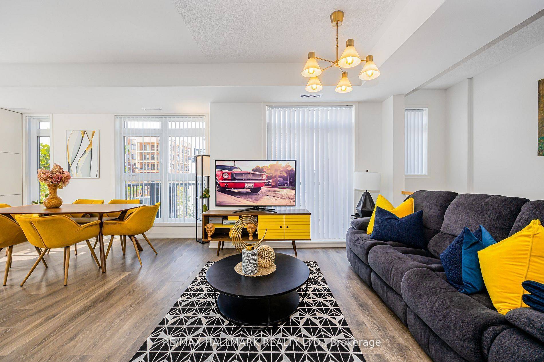 90 Canon Jackson DR #207, Toronto W04, ON M6M 0C1