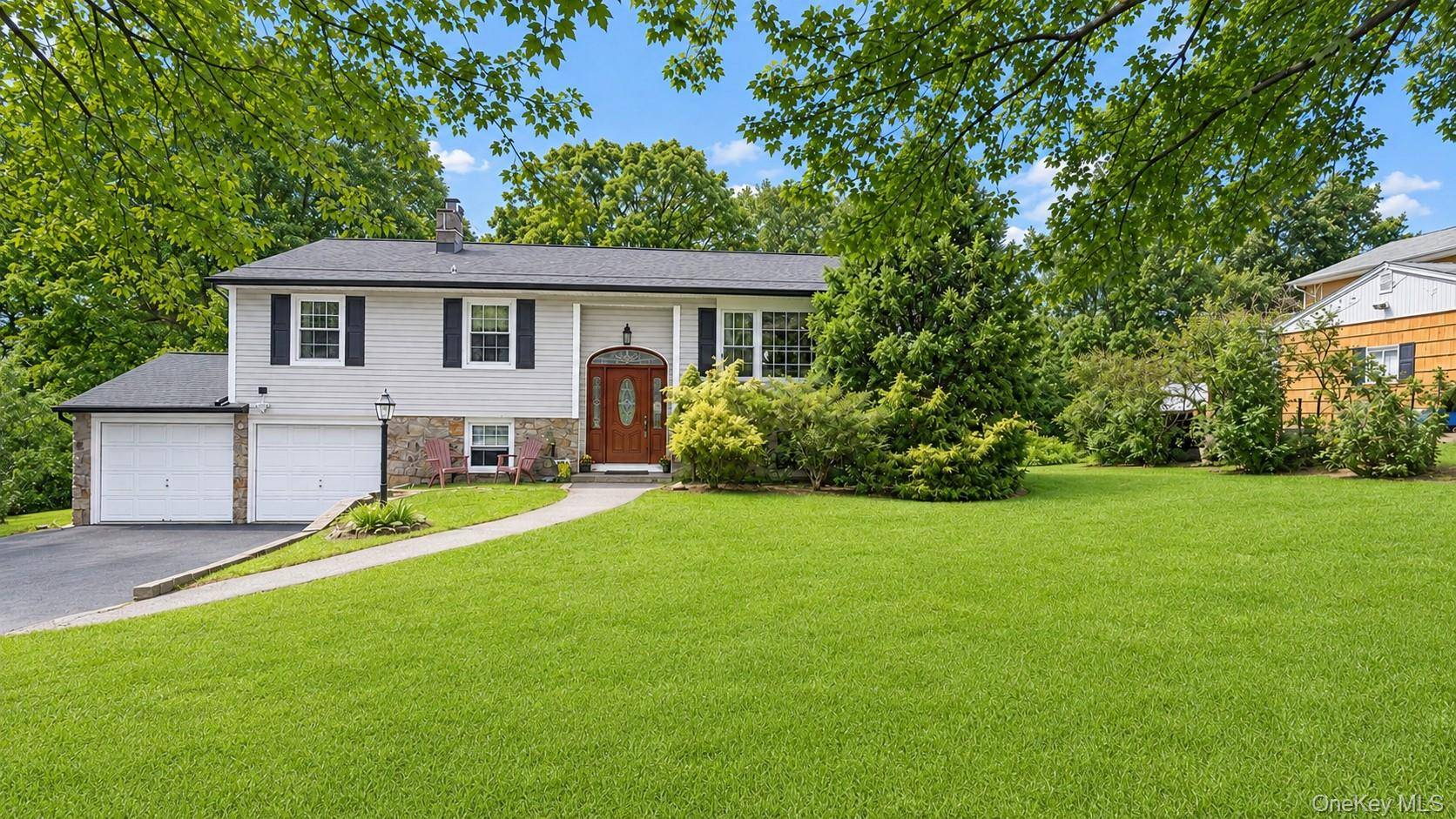 28 Pike PL, Mahopac, NY 10541