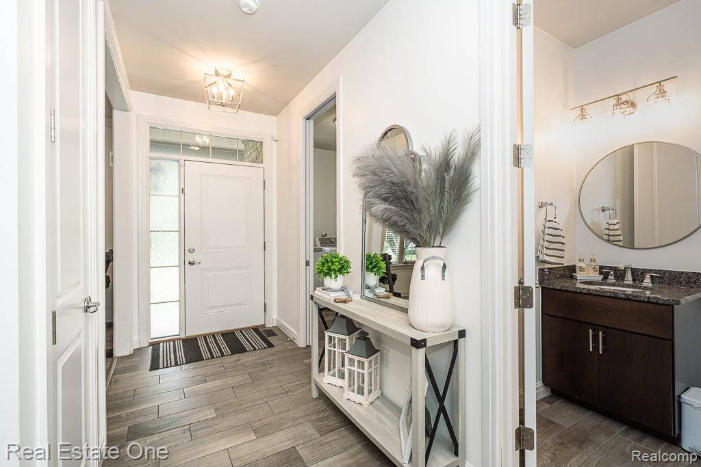 4176 Oak Arbor CT, Rochester, MI 48306