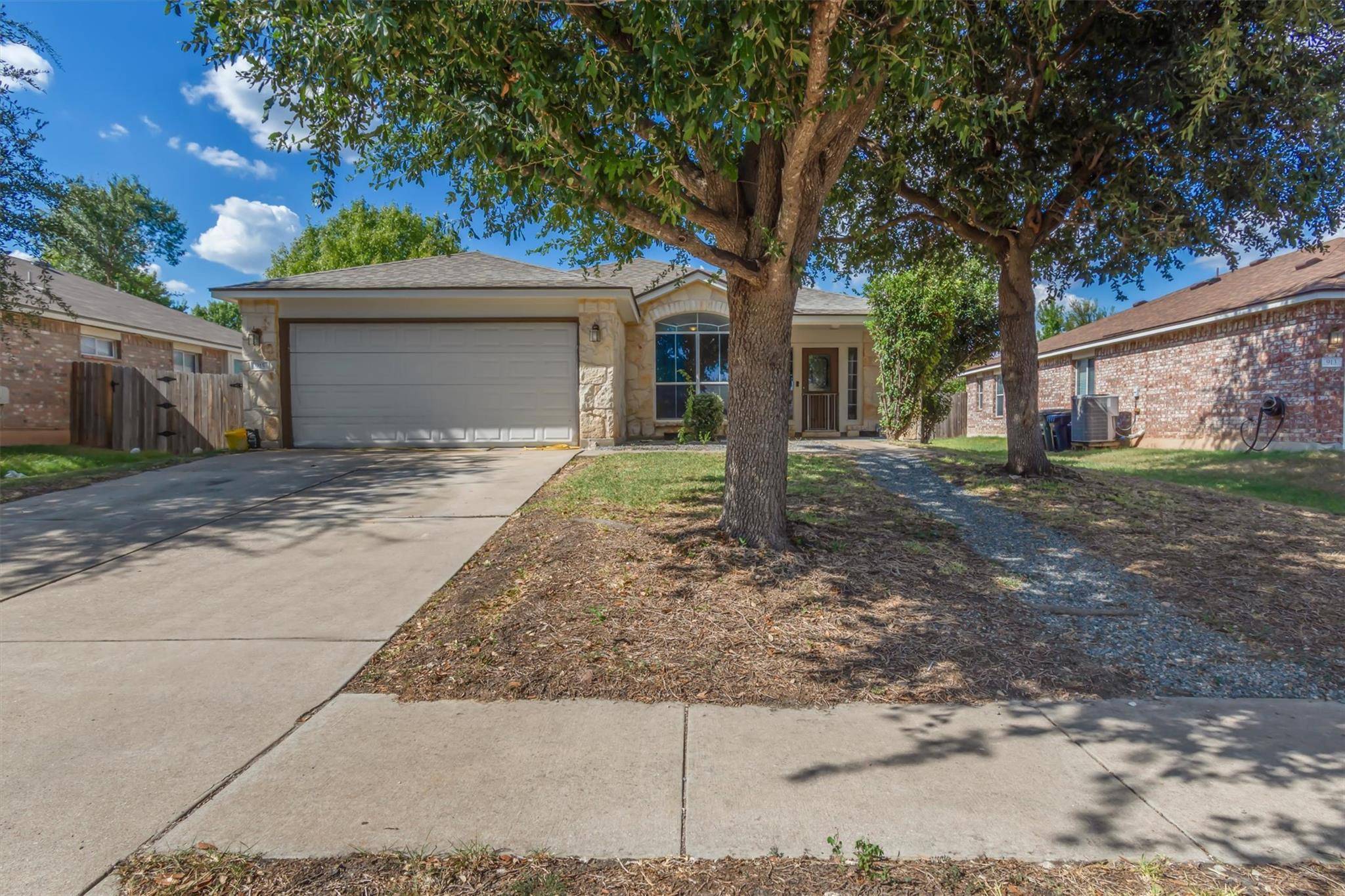 915 Flanagan DR, Leander, TX 78641