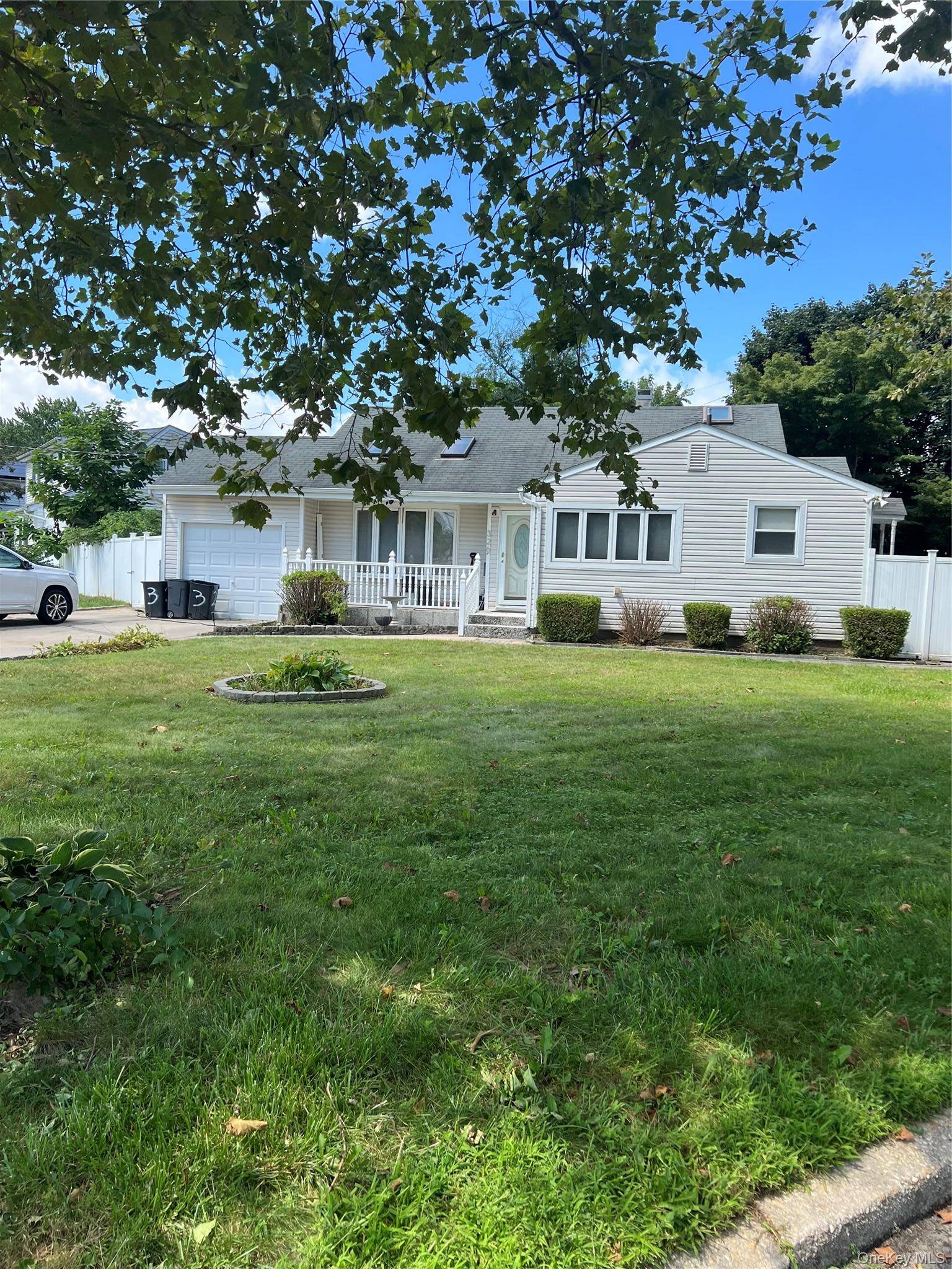 326 Lincoln AVE, Brentwood, NY 11717