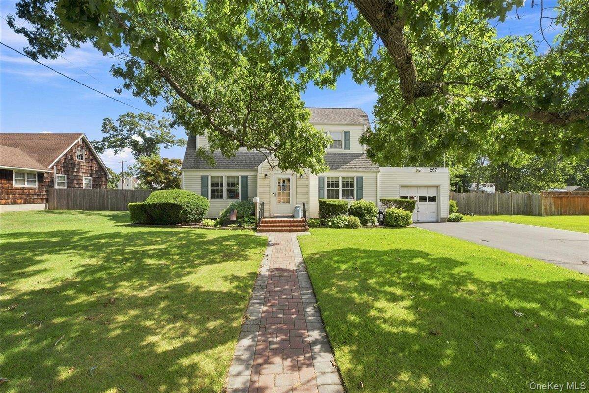 297 Maple AVE, Patchogue, NY 11772