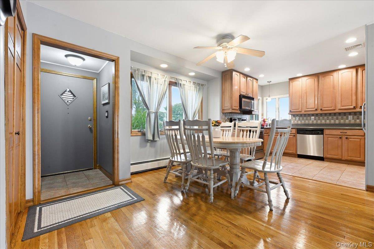 1471 Beech LN, East Meadow, NY 11554